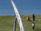 Туристы на Китовой Аллее о. Итыгран