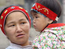 Мать и дочь на празднике коренных народов в Новом Чаплино