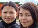Выпускницы средней школы Саша Тагитукак и Вика Ятта