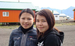 Выпускницы средней школы Саша Тагитукак и Вика Ятта